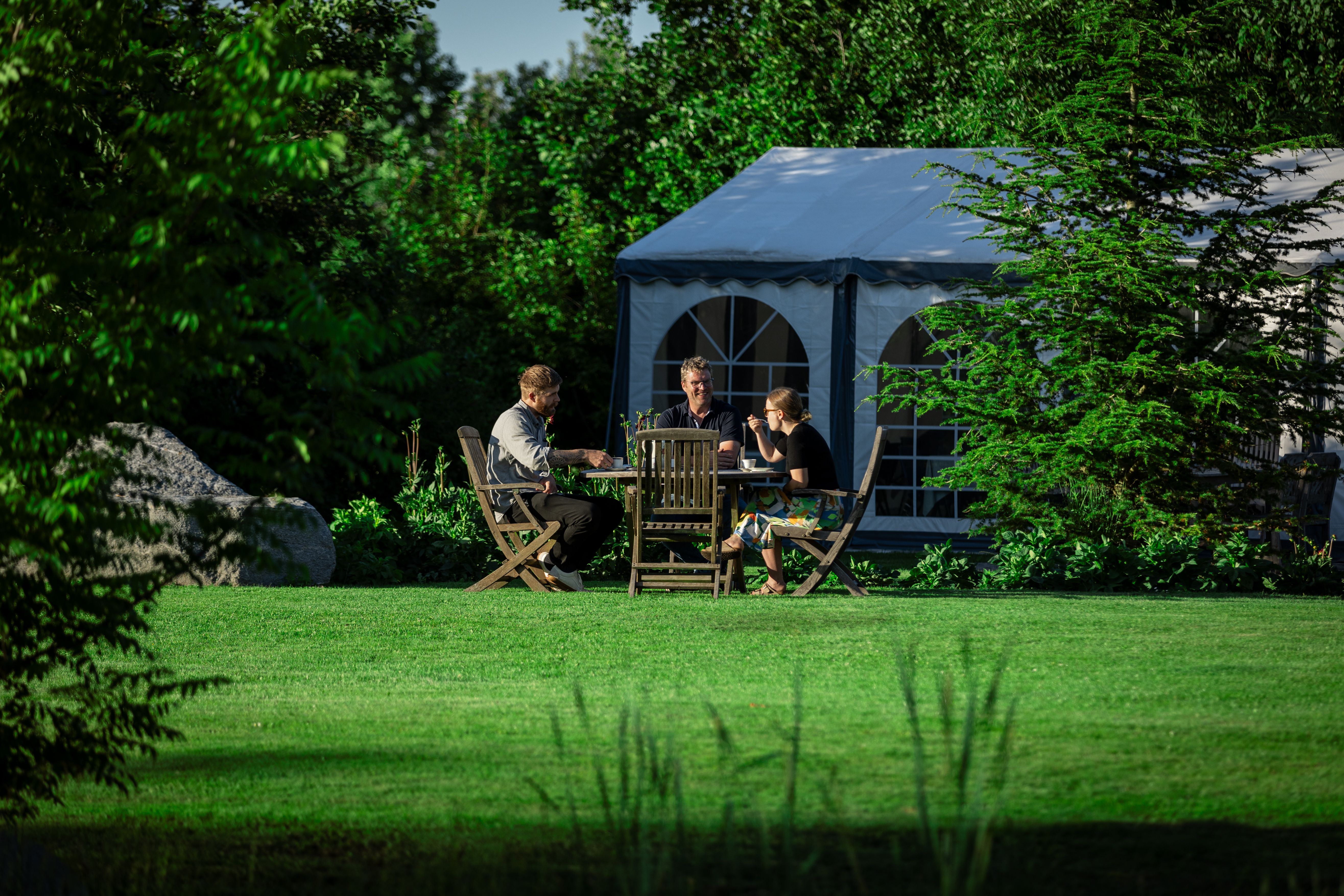 Intim JUNI havevandring med Dennis & kagetapas i Grillhytten