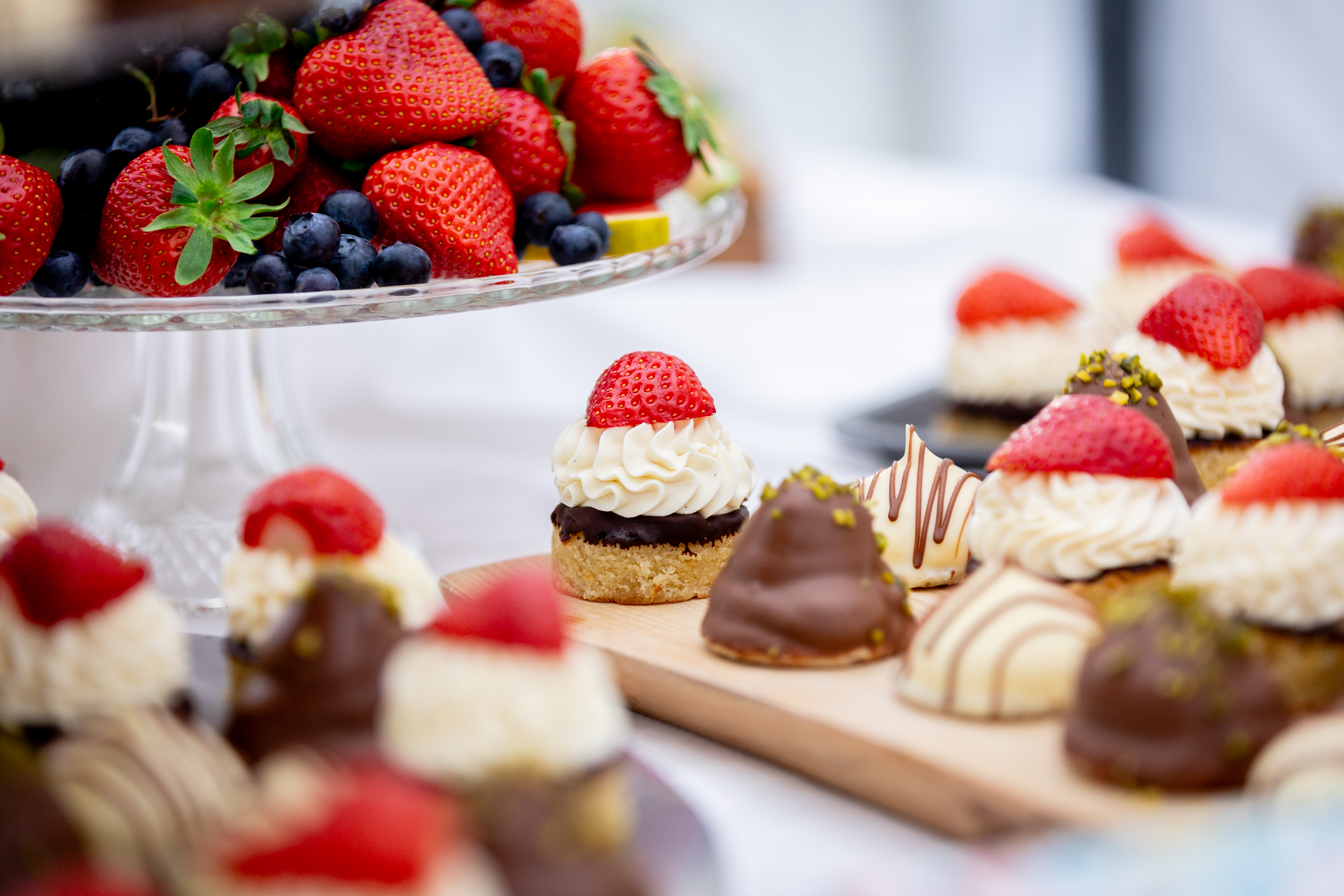 OVERDÅDIGT KAGEBORD & LIVE MUSIK