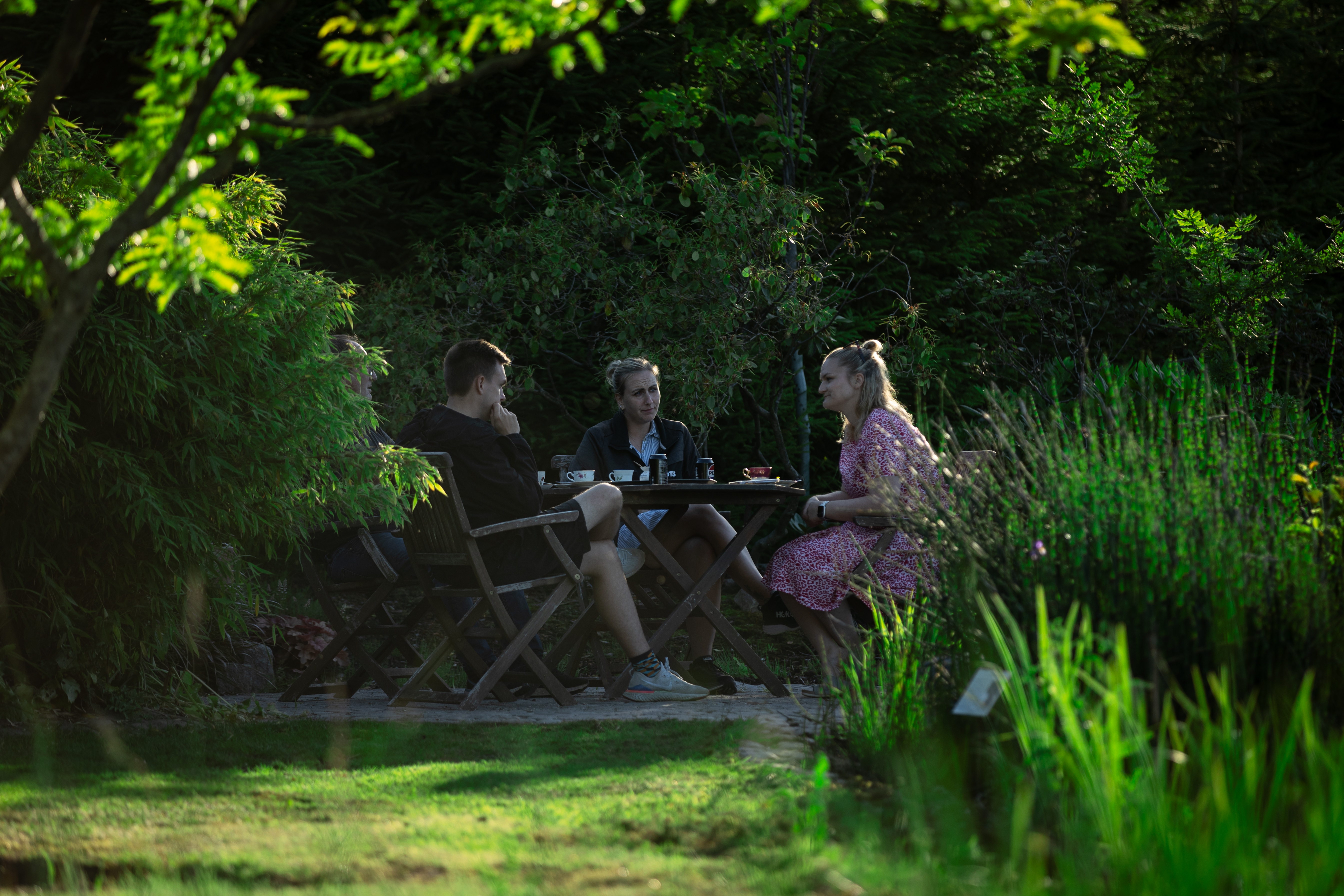 Intim AUGUST havevandring med Dennis & kagetapas i Grillhytten