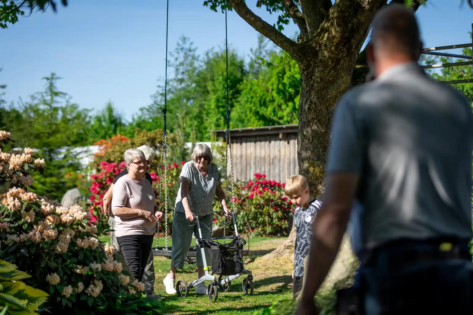 Havevandring med Dennis i dahlia haven og kagetapas i Grillhytten