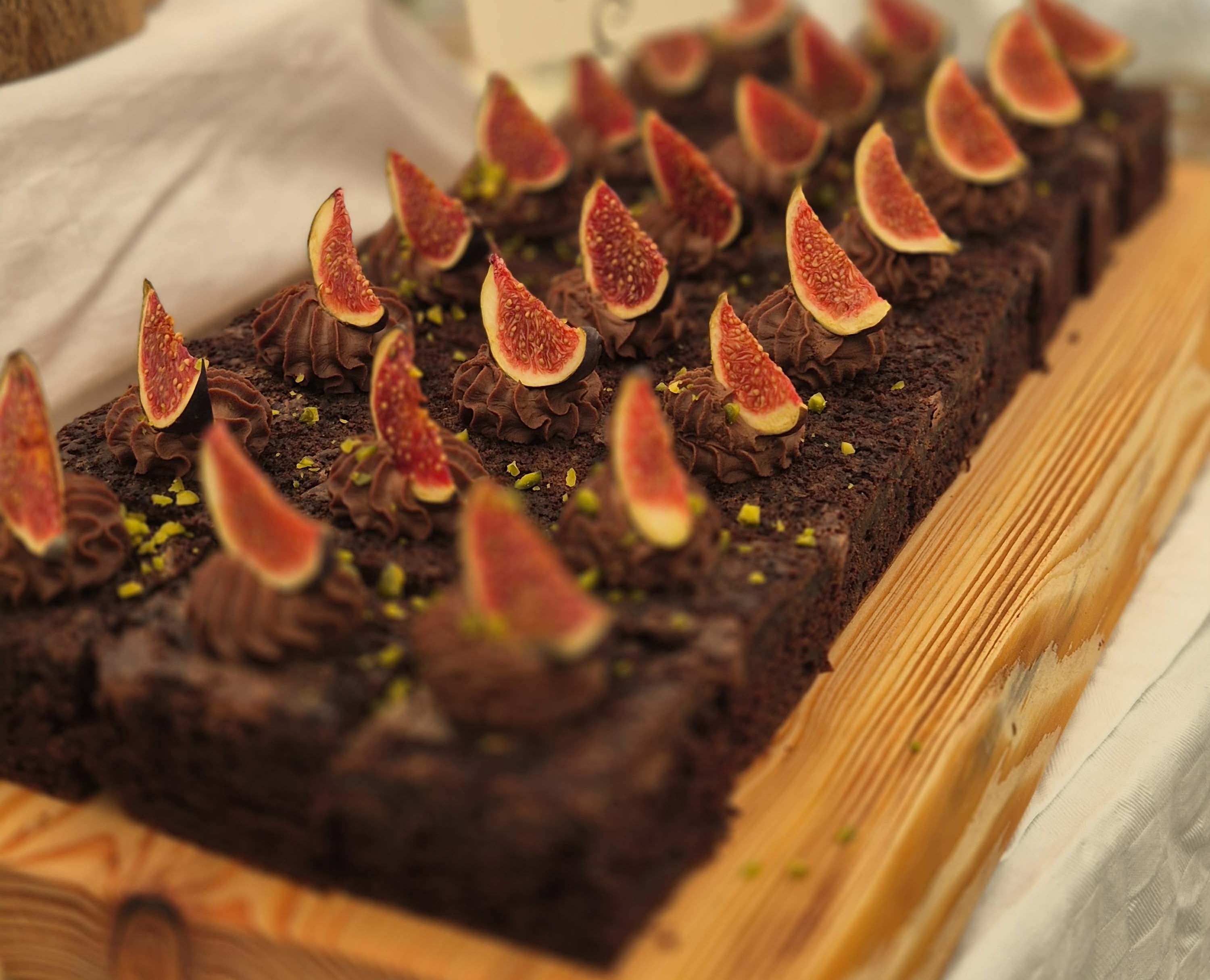 Forårssødt kagebord i Stenmaglehaven